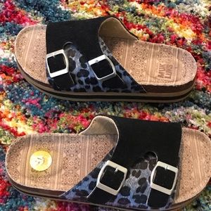Muk Luks sandals/ flip flops